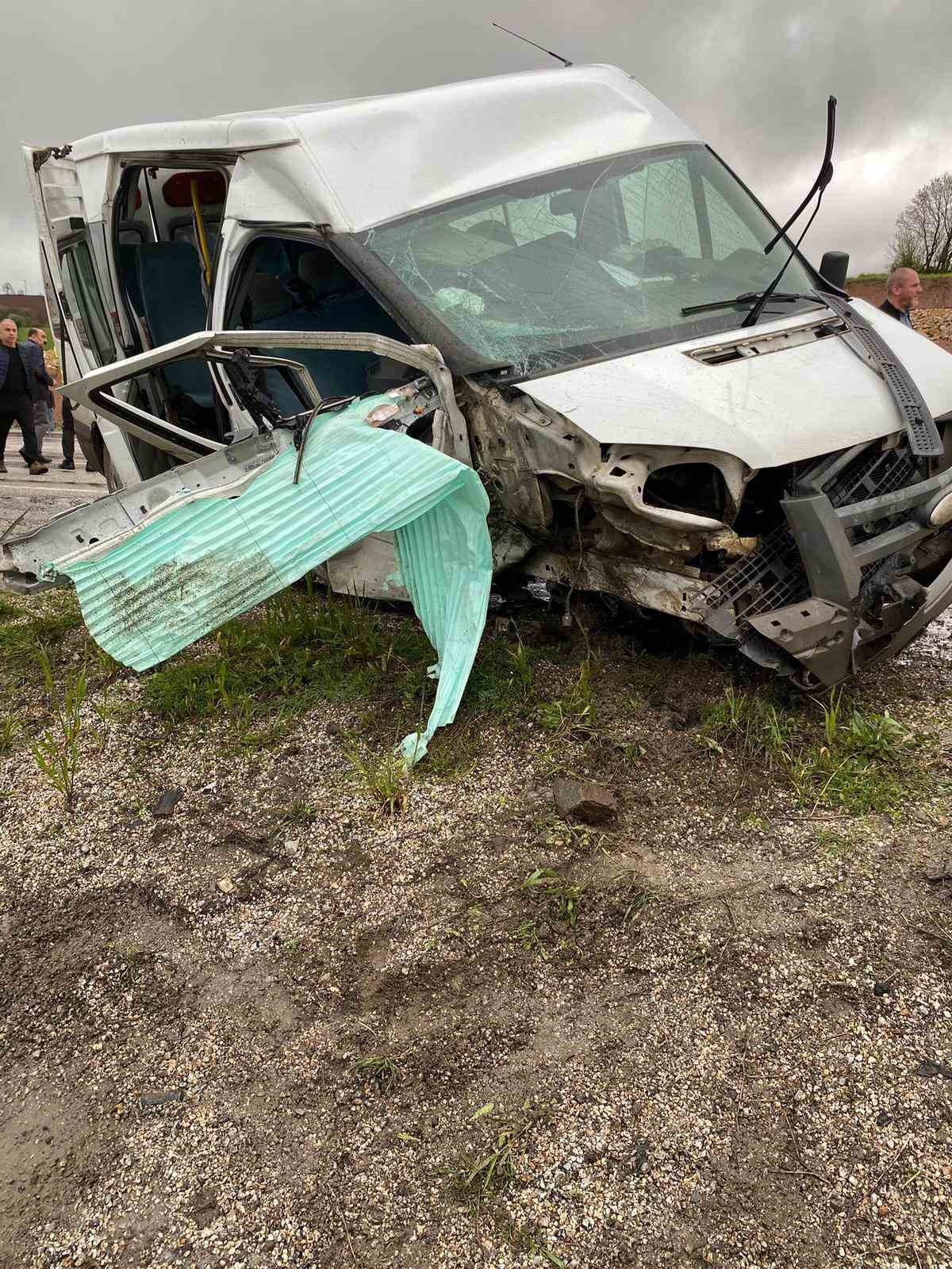 Minibüs ile otomobil çarpıştı; 1 ölü, 6 yaralı