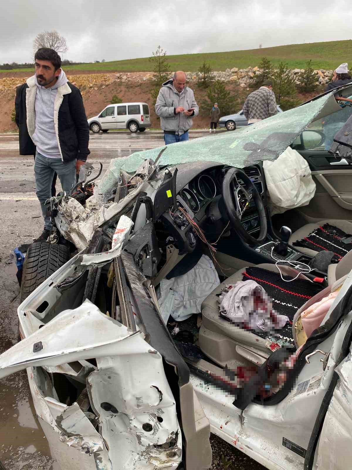 Minibüs ile otomobil çarpıştı; 1 ölü, 6 yaralı