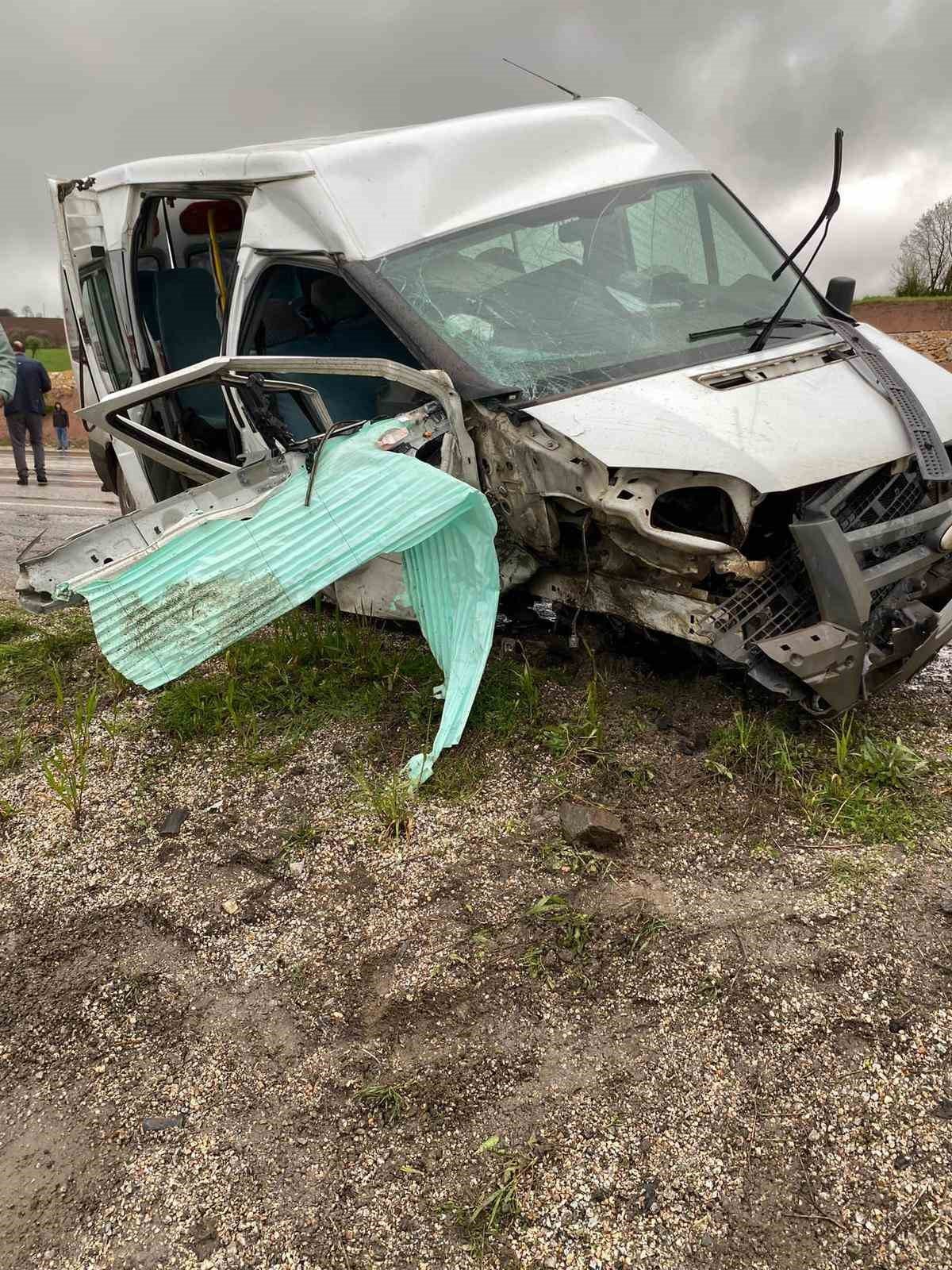 Minibüs ile otomobil çarpıştı; 1 ölü, 6 yaralı