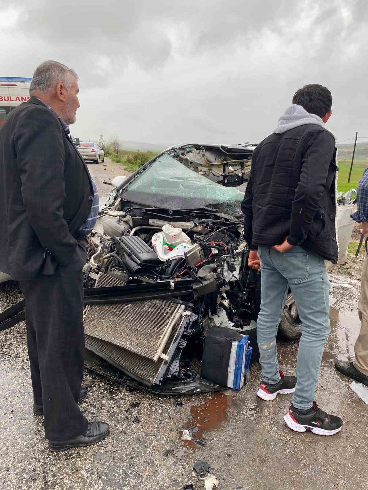 Minibüs ile otomobil çarpıştı; 1 ölü, 6 yaralı