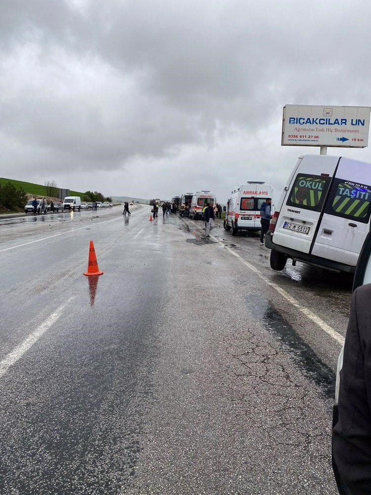 Minibüs ile otomobil çarpıştı; 1 ölü, 6 yaralı