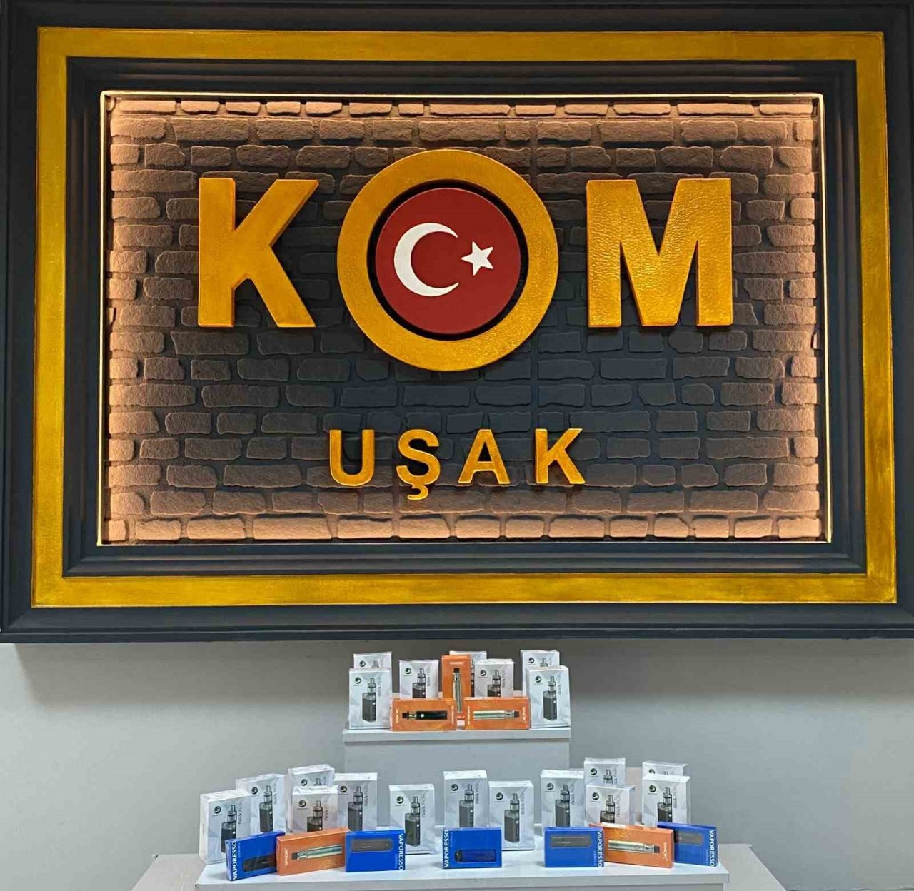 Uşak’ta yüklü miktarda kaçak tütün mamulü ele geçirildi