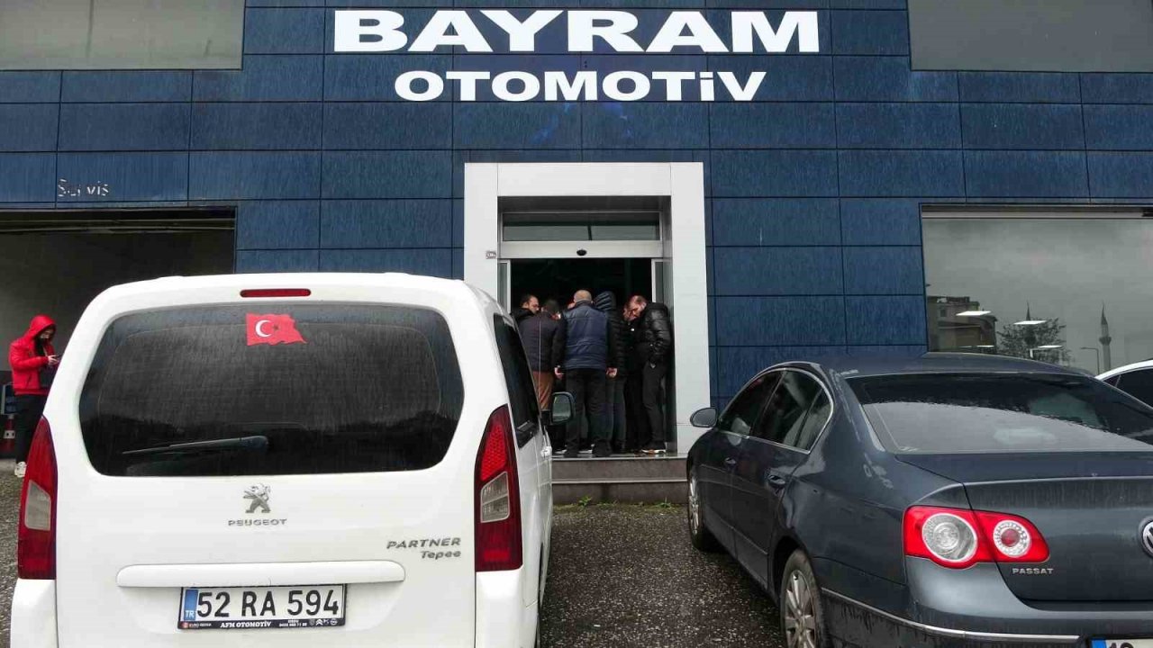 Sıfır araç bayisinde dolandırıldılar