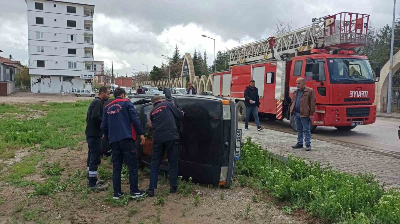 Elektrikli bisiklete çarpmamak için manevra yapan otomobil devrildi: 2 yaralı