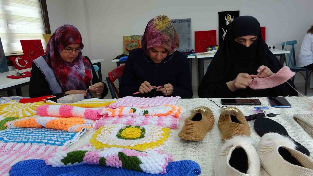 Depremzede kadınlar, el sanatlarıyla depremin izlerini silmeye çalışıyor