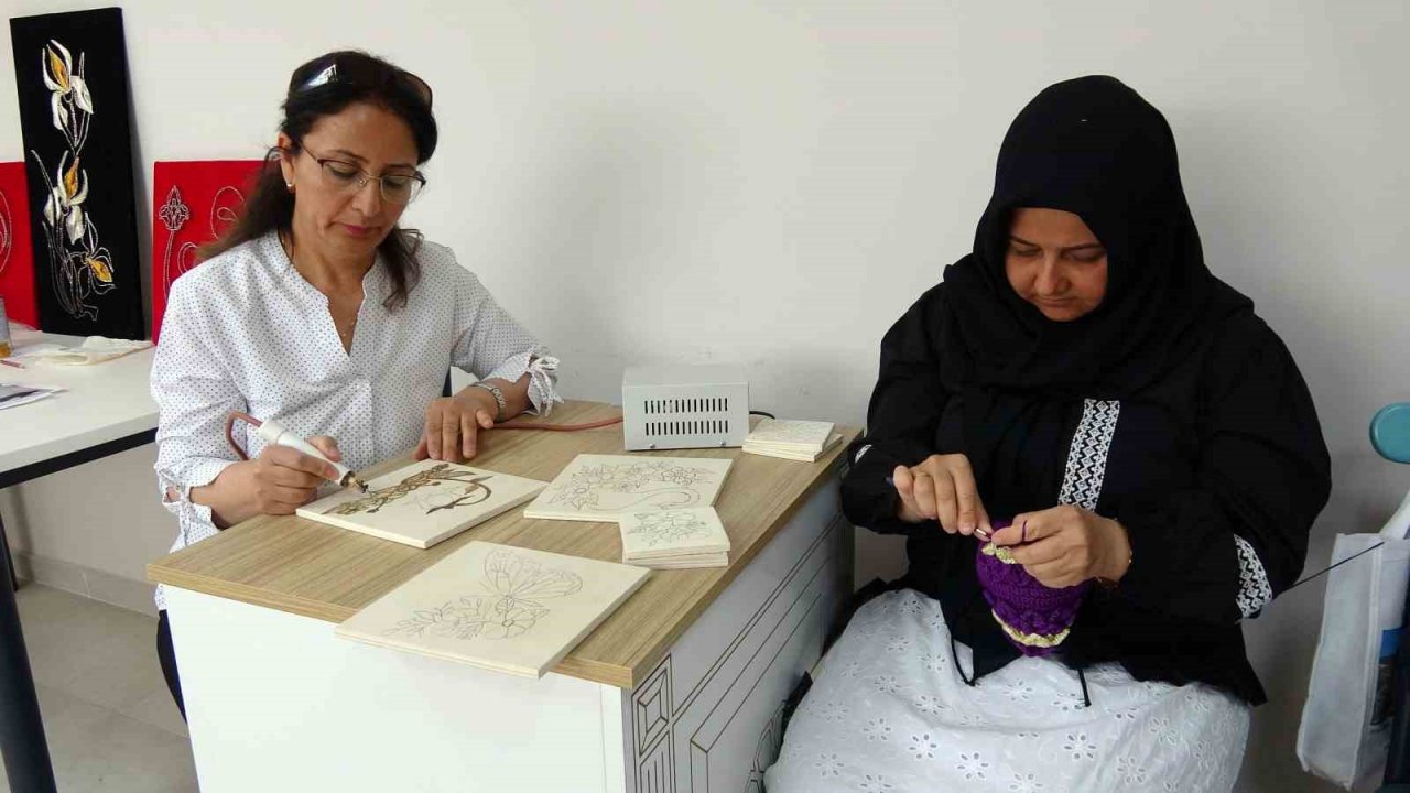 Depremzede kadınlar, el sanatlarıyla depremin izlerini silmeye çalışıyor