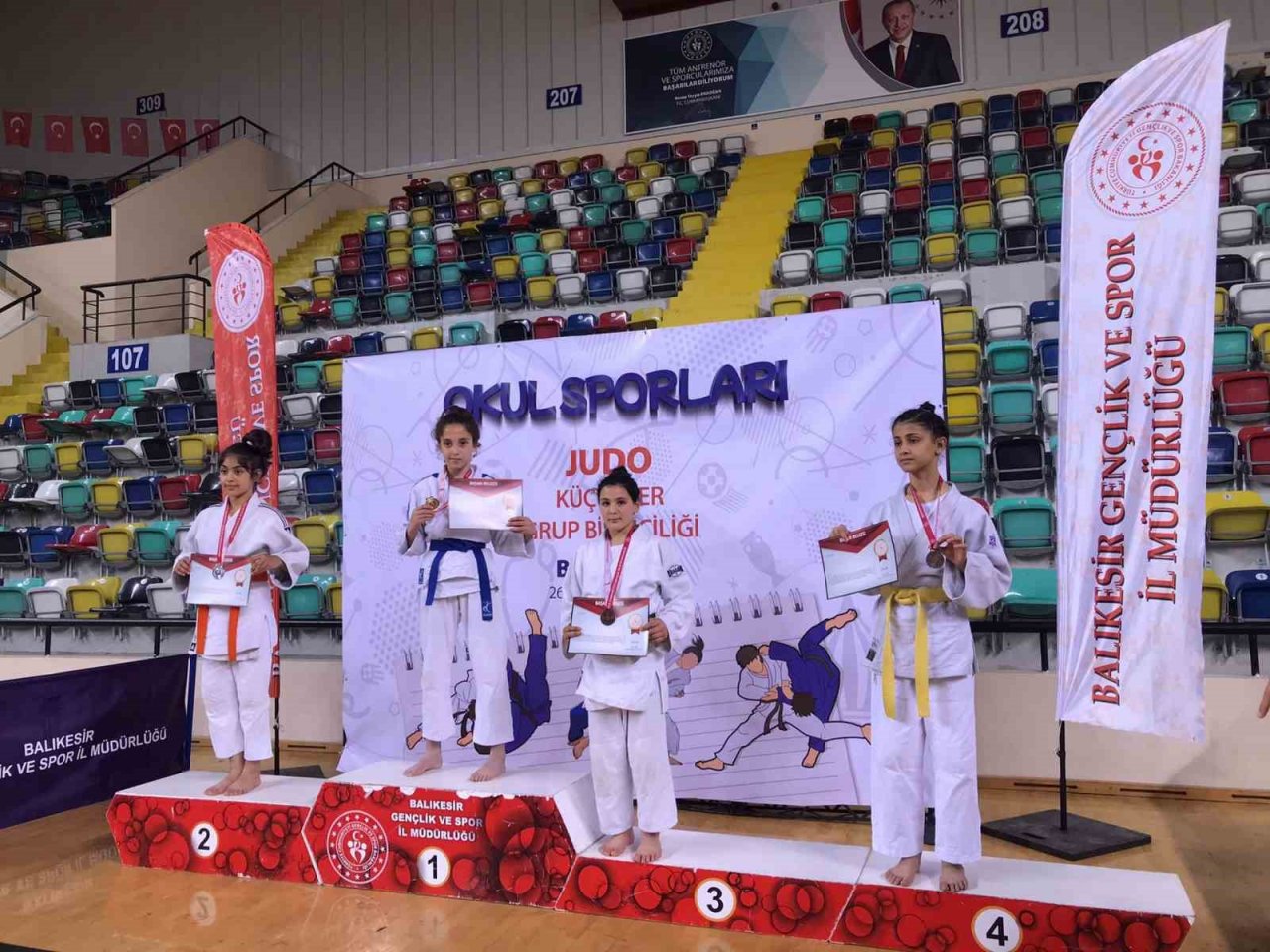 Yunusemre’nin küçüklerinden 10 madalya