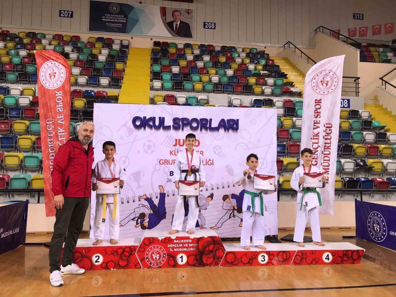 Yunusemre’nin küçüklerinden 10 madalya