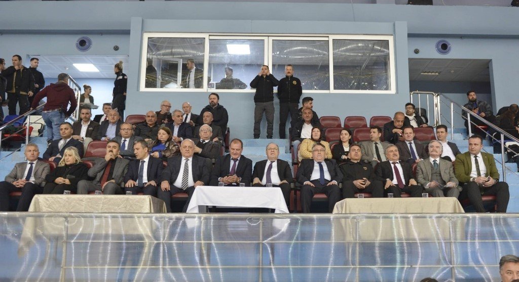 Özölçer, Taekwondo şampiyonası etkinliğine katıldı