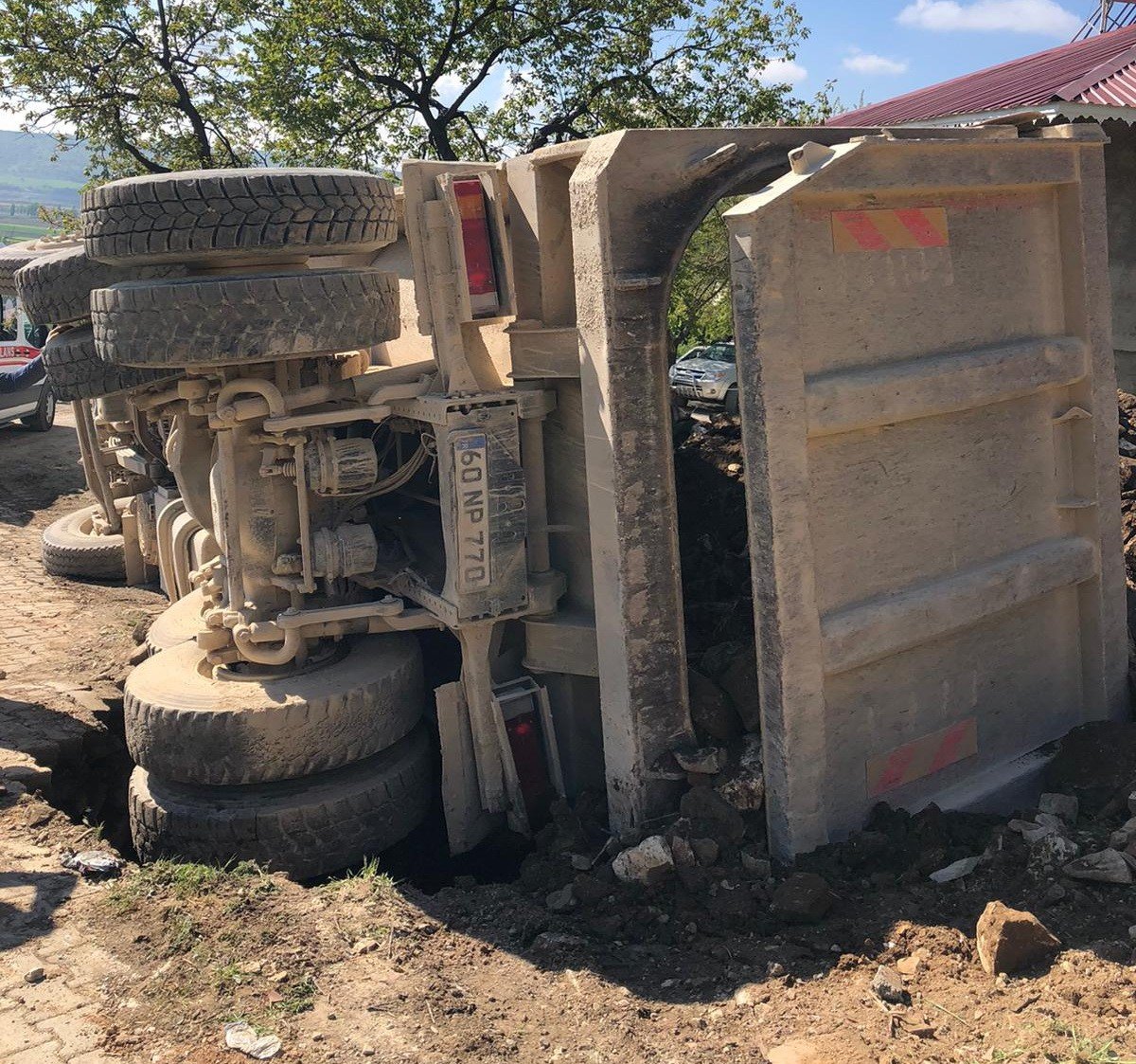 Hafriyat kamyonu devrildi