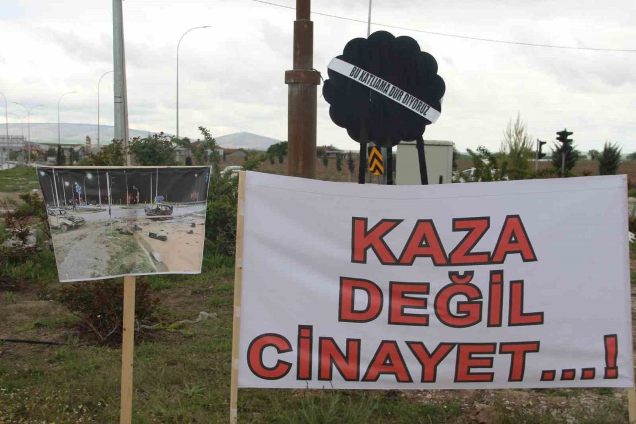 Kavşağa siyah çelenk koyup trafik kazalarını protesto ettiler