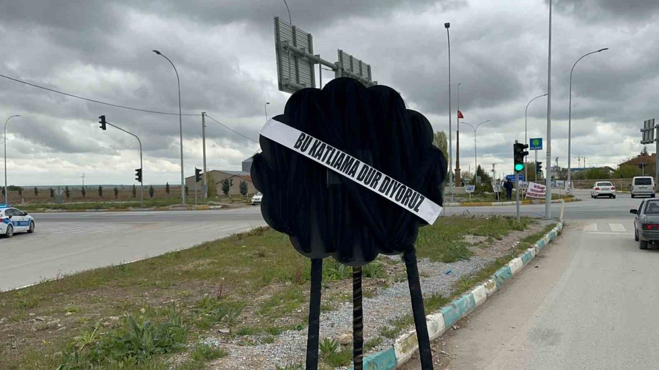 Kavşağa siyah çelenk koyup trafik kazalarını protesto ettiler