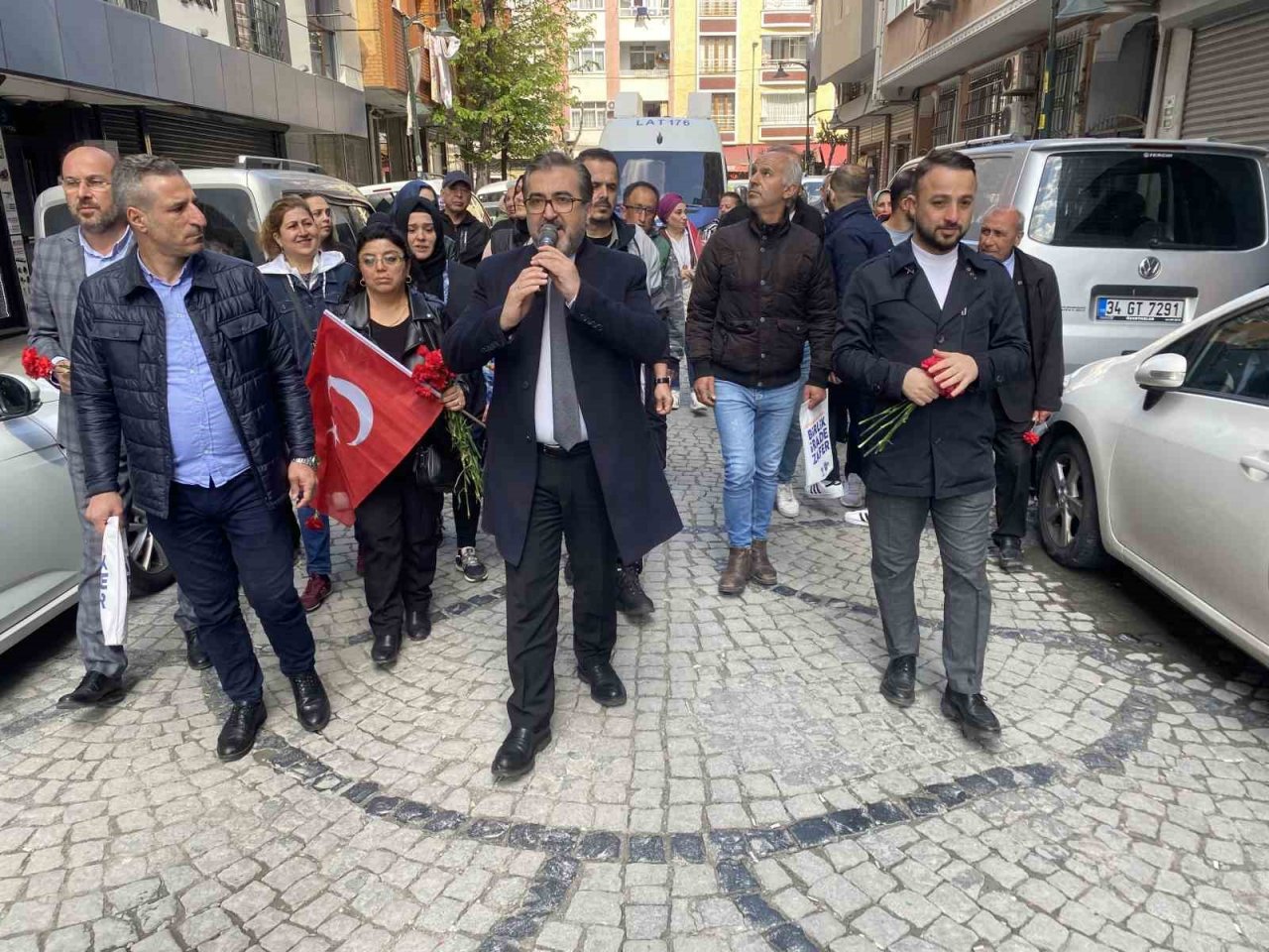 AK Parti İstanbul 2. Bölge Milletvekili adayı Yıldırım, gençlerden “İlk oyum Erdoğan’a” sözü aldı