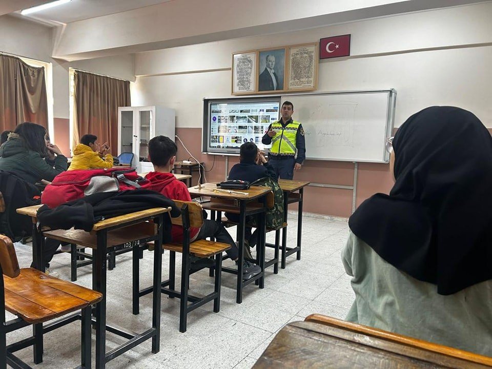 Öğrencilere trafik kuralları ve emniyet kemerinin önemi anlatıldı