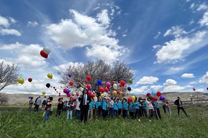 Baharın gelişi, ağaçların çiçek açışını balonlarla karşıladılar