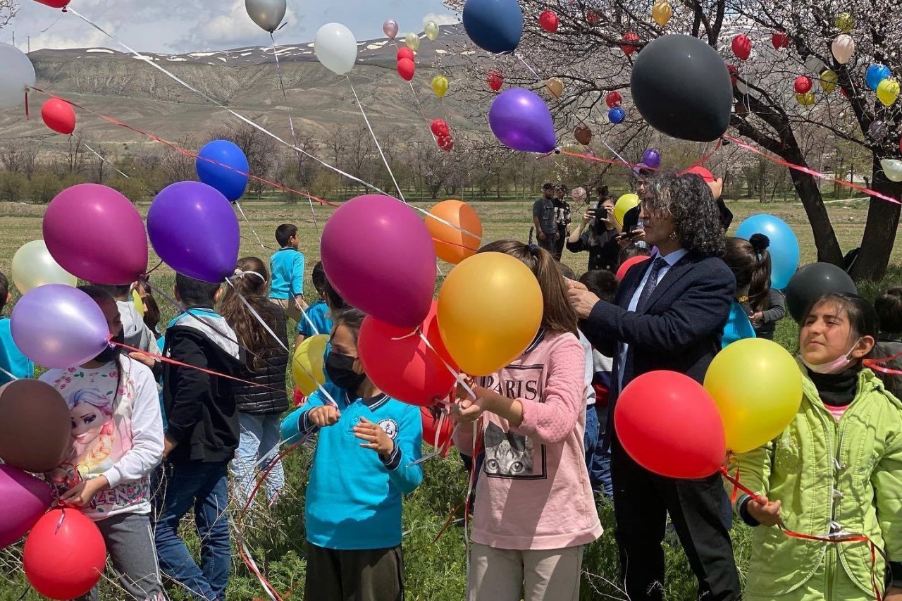 Baharın gelişi, ağaçların çiçek açışını balonlarla karşıladılar