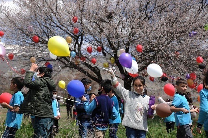 Baharın gelişi, ağaçların çiçek açışını balonlarla karşıladılar