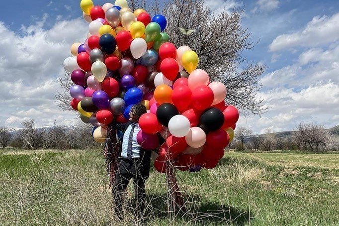 Baharın gelişi, ağaçların çiçek açışını balonlarla karşıladılar