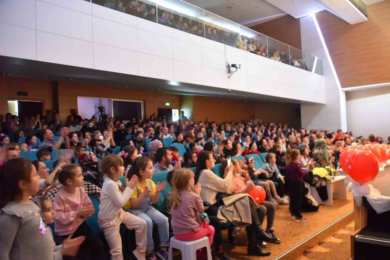 Bozüyük Belediyesi Çocuk Korosu’ndan muhteşem “23 Nisan Çocuk Konseri”