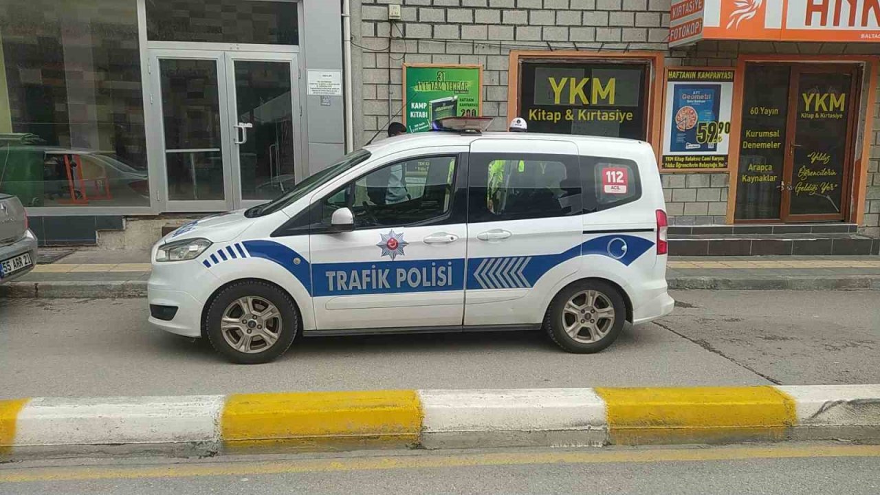 Yola düşen çocuğun ayağının üzerinden otomobil geçti