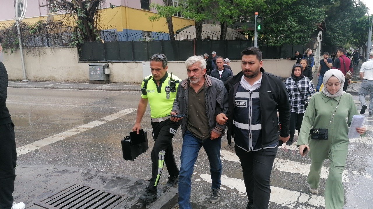 Kırmızı ışıkta direksiyon başındı sızdı, ’İçiyorsam sebebi var’ dedi