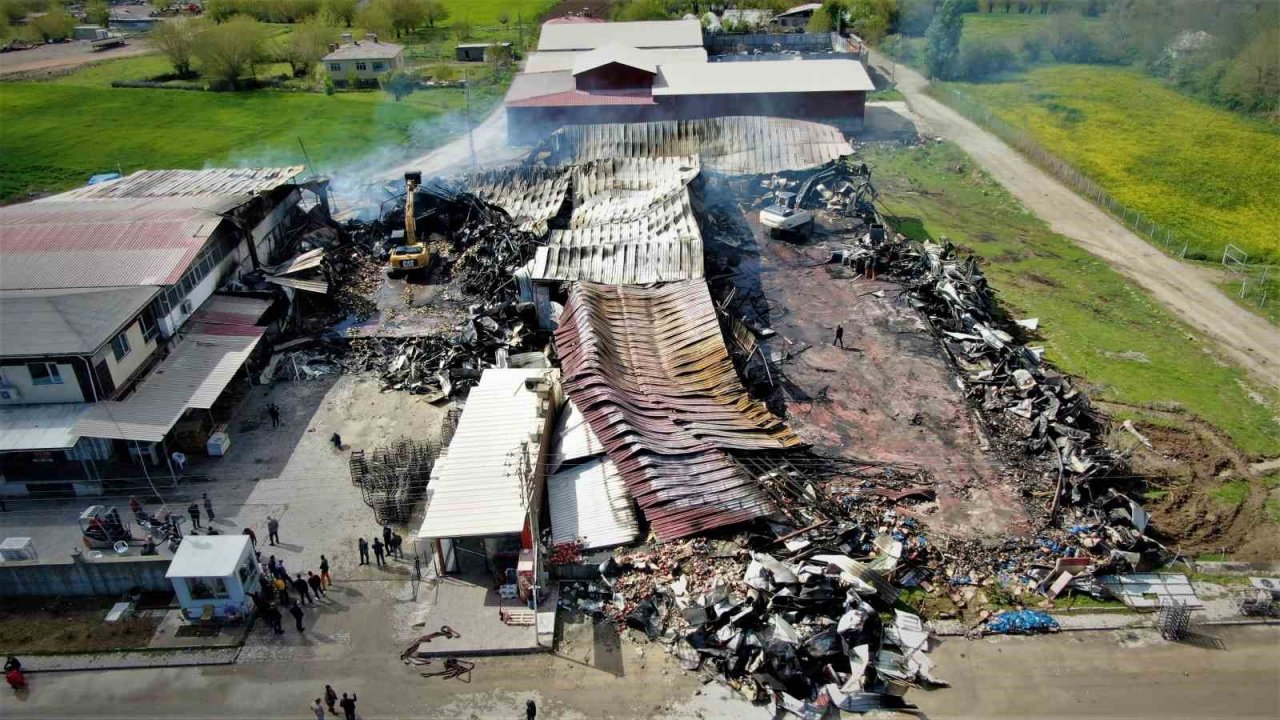 Elazığ’da yanan tavuk fabrikası havadan görüntülendi