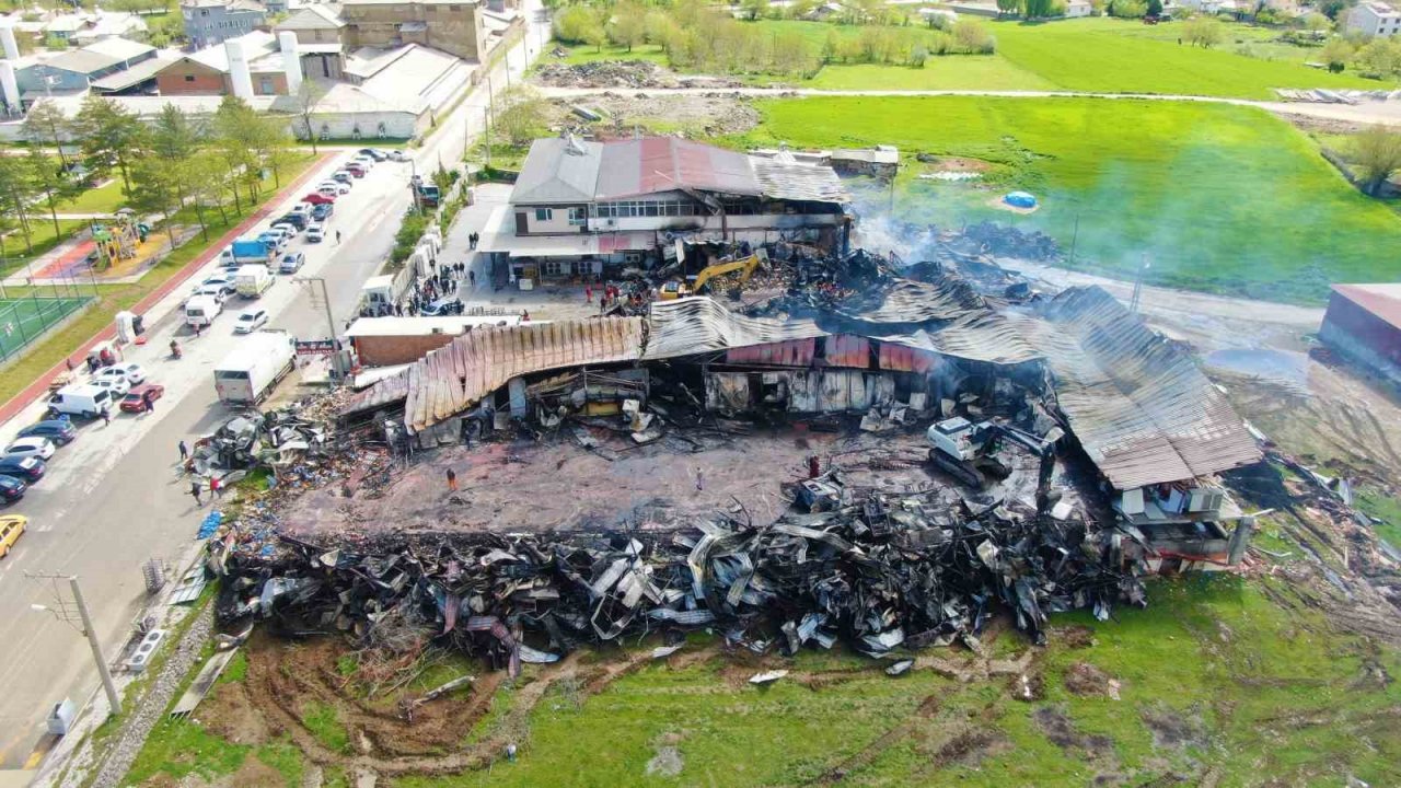 Elazığ’da yanan tavuk fabrikası havadan görüntülendi