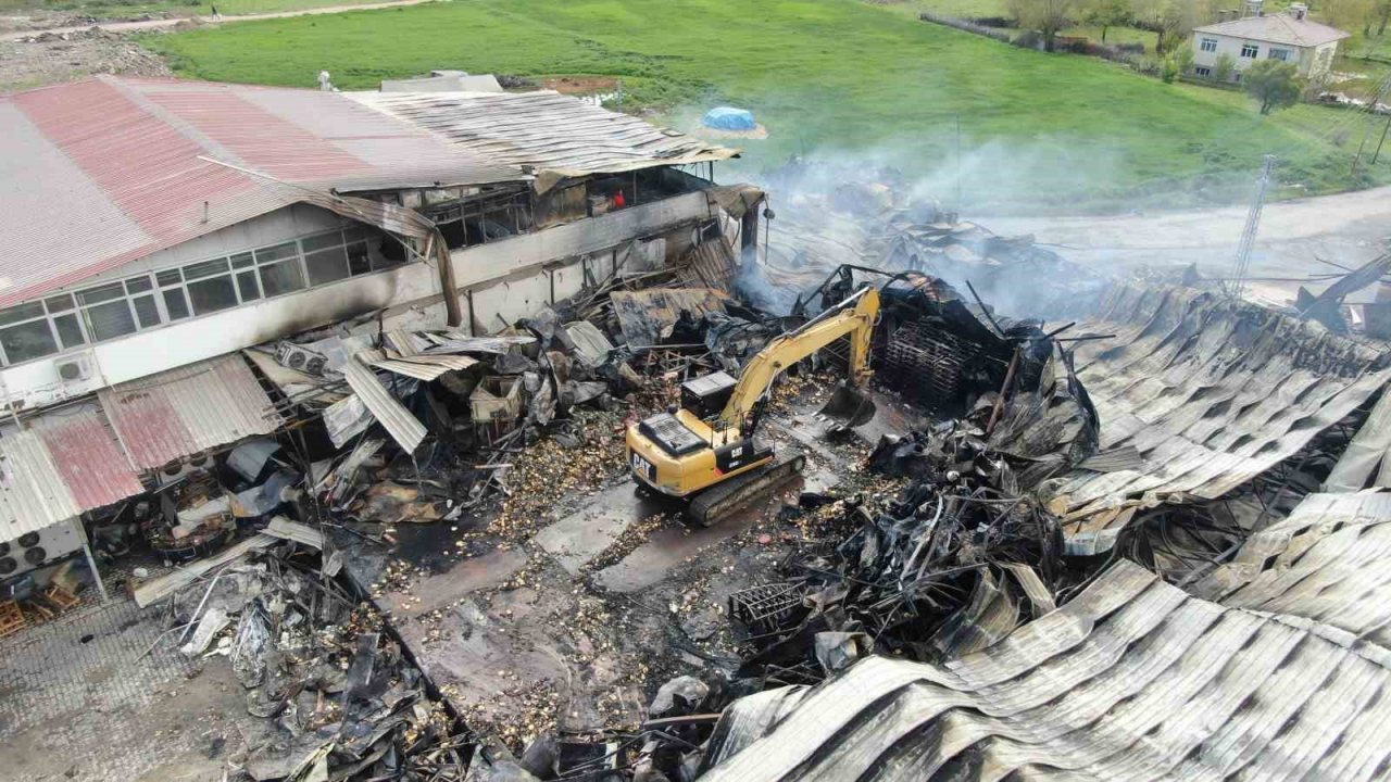 Elazığ’da yanan tavuk fabrikası havadan görüntülendi