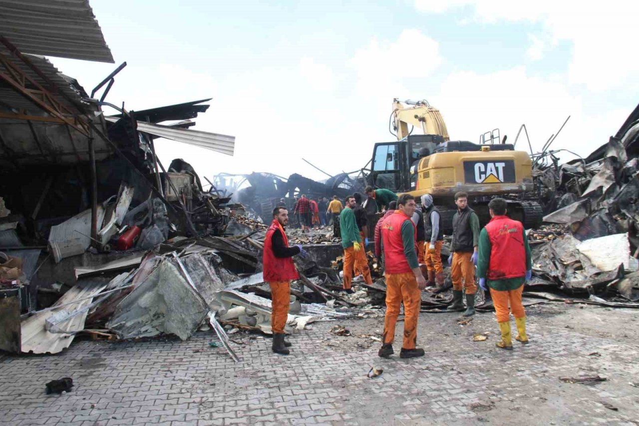 Elazığ’da yanan tavuk fabrikası havadan görüntülendi