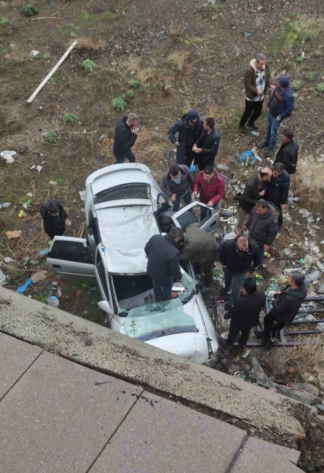 Otomobil köprüden uçtu