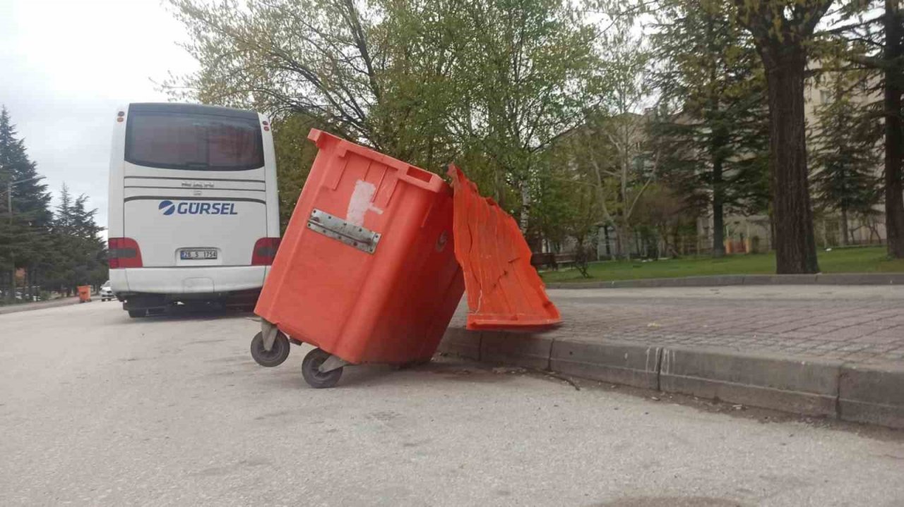 Tekerleği kırılıp yan yatan çöp konteyneri değiştirilmeyi bekliyor