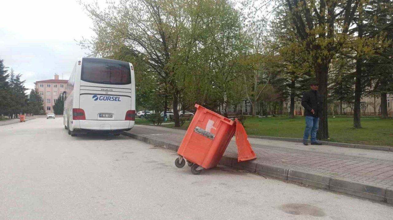 Tekerleği kırılıp yan yatan çöp konteyneri değiştirilmeyi bekliyor