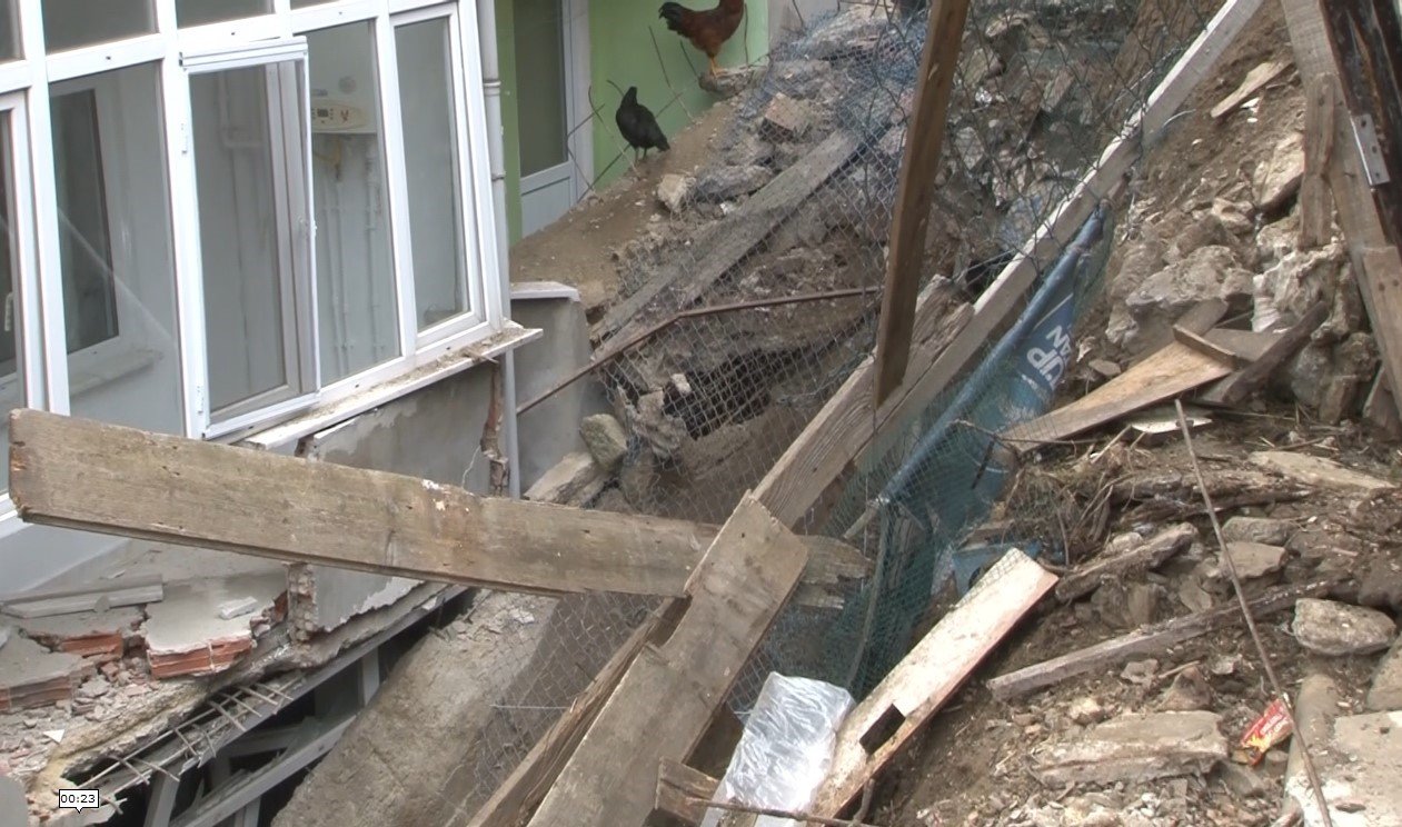 Eyüpsultan’da bir binanın istinat duvarı çöktü: Risk altındaki binalar tahliye edildi