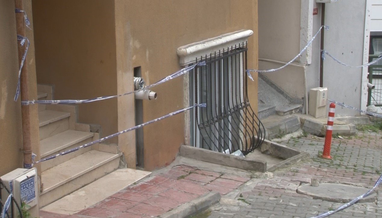 Eyüpsultan’da bir binanın istinat duvarı çöktü: Risk altındaki binalar tahliye edildi