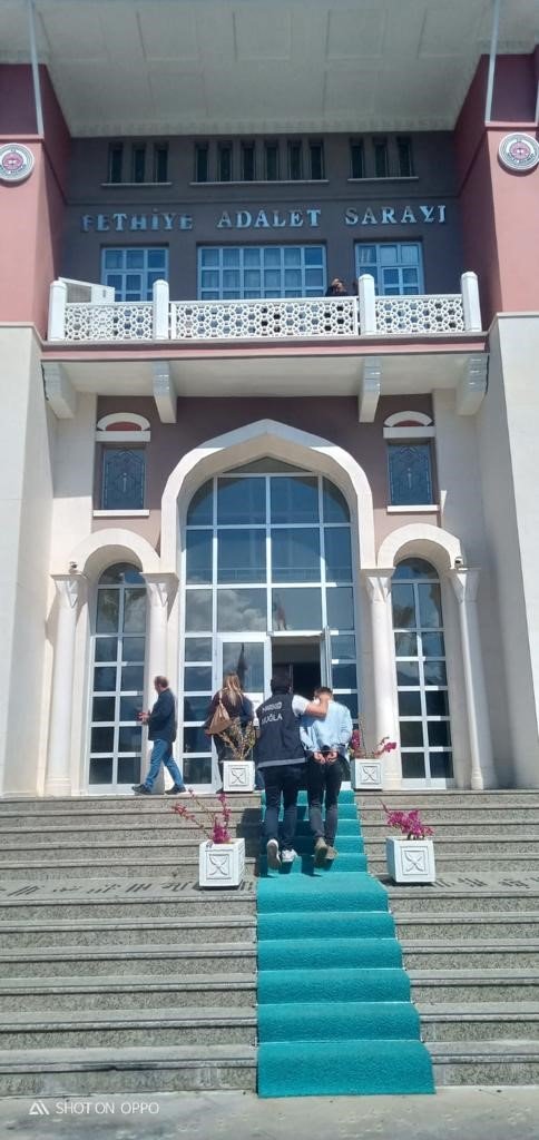 Fethiye’de kulaklık içine saklanmış uyuşturucu yakalandı