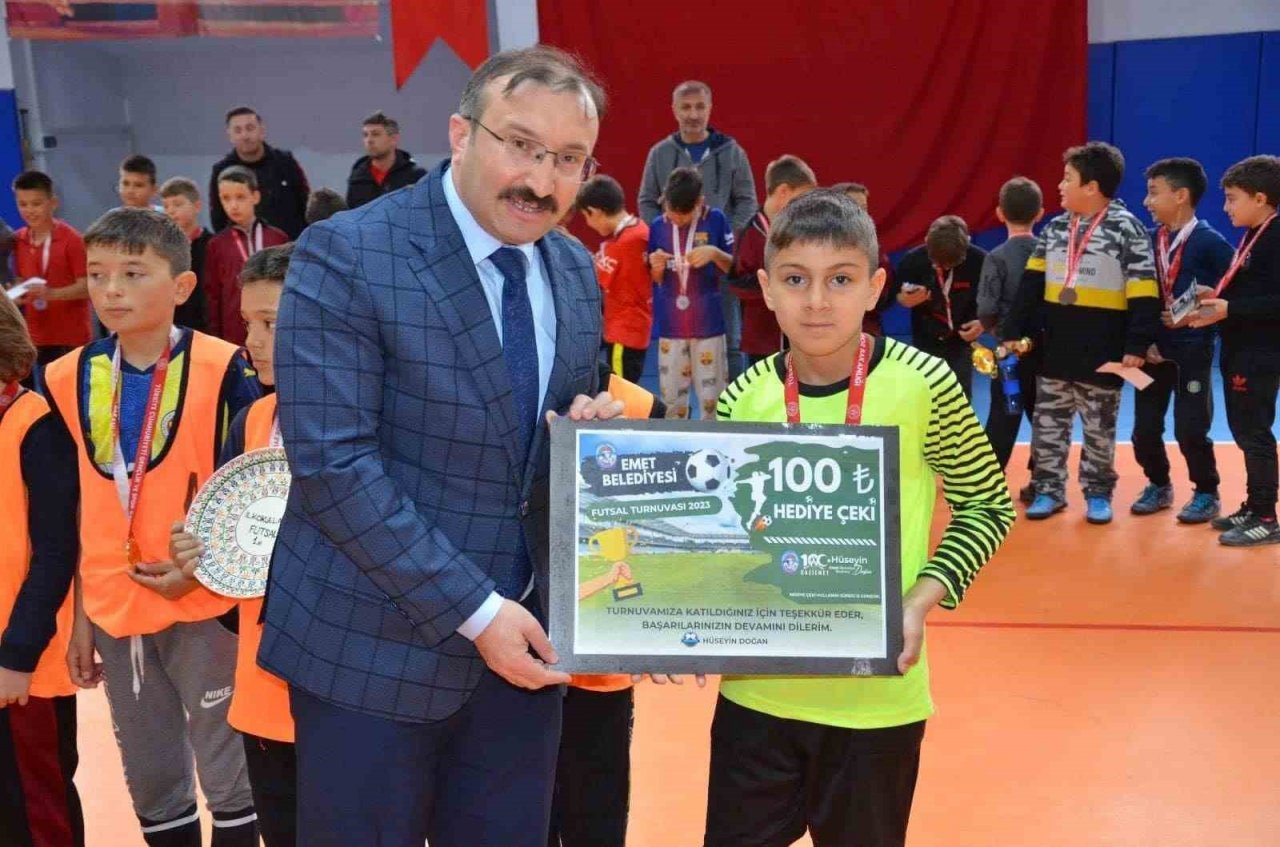 Futsal Turnuvasında şampiyon Gazi Emet B takımı