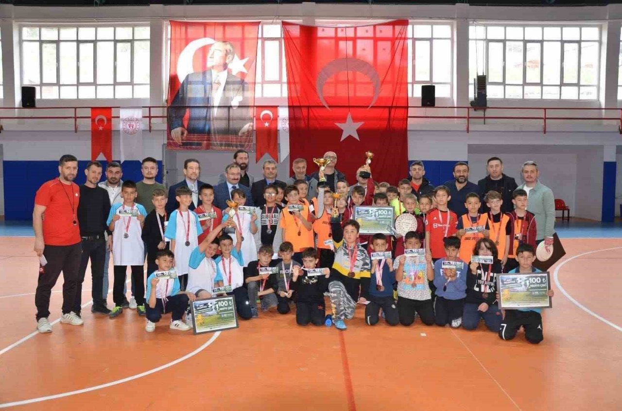 Futsal Turnuvasında şampiyon Gazi Emet B takımı