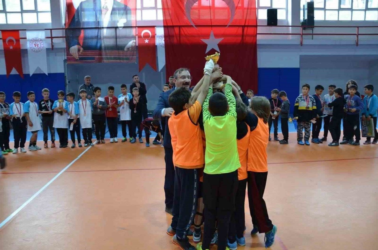 Futsal Turnuvasında şampiyon Gazi Emet B takımı