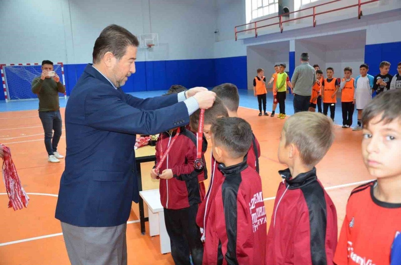 Futsal Turnuvasında şampiyon Gazi Emet B takımı