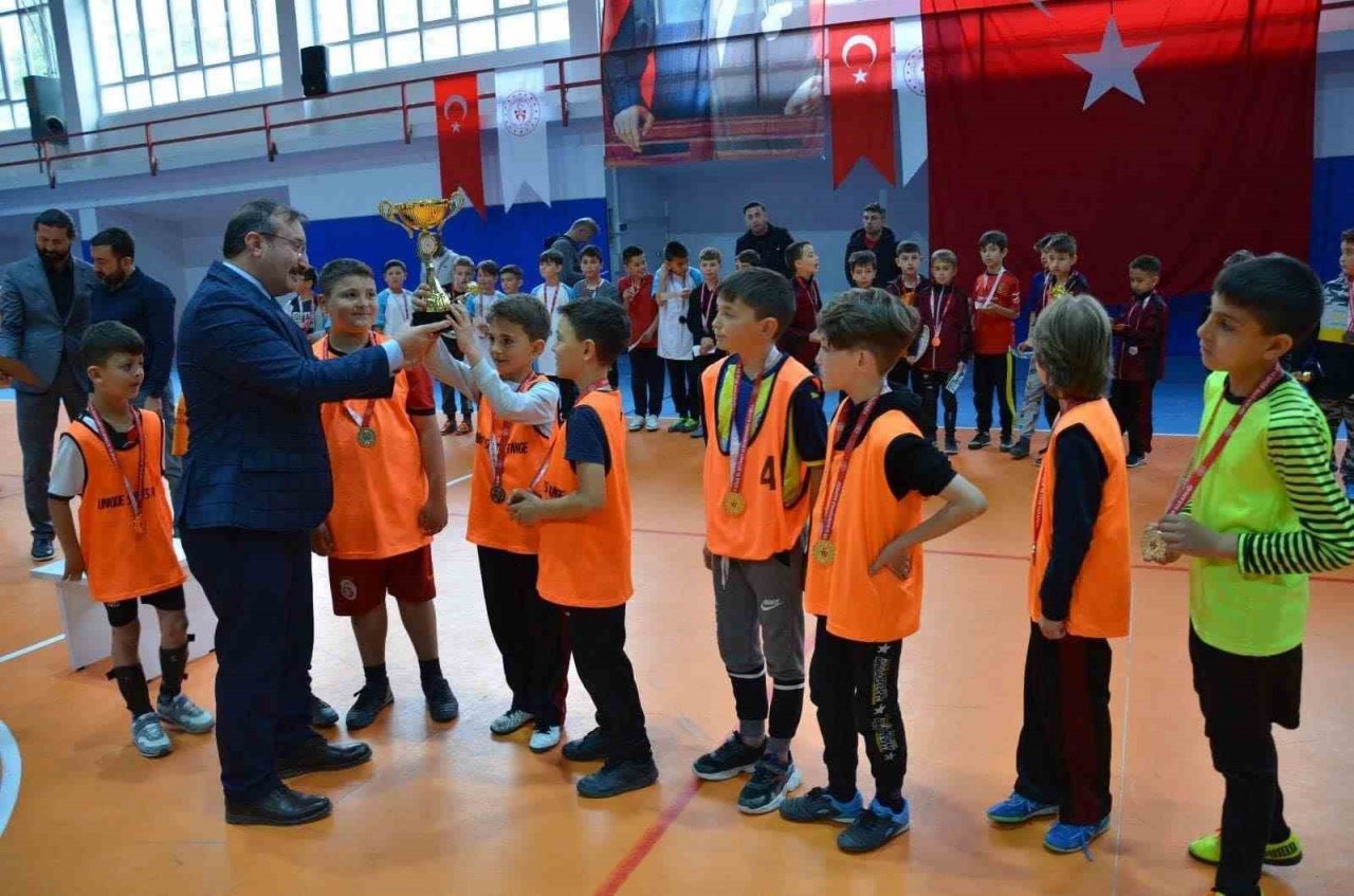 Futsal Turnuvasında şampiyon Gazi Emet B takımı