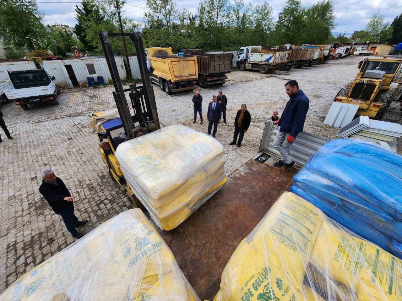 Gölcük, depremzedelerin yanında olmaya devam ediyor