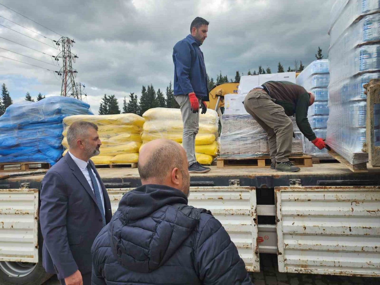 Gölcük, depremzedelerin yanında olmaya devam ediyor