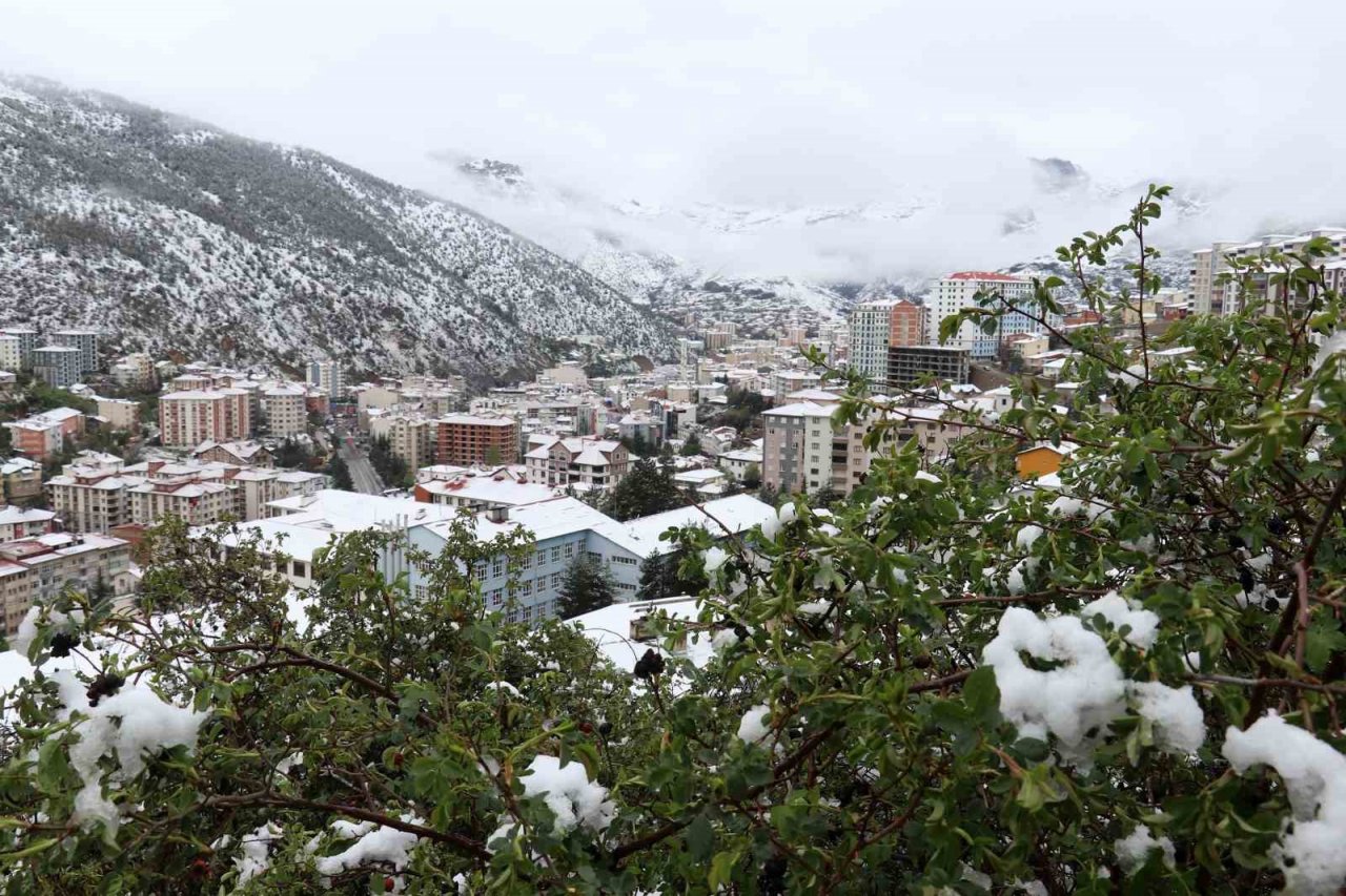 Gümüşhane kent merkezi Nisan ayının son günlerinde beyaz gelinliğini giydi