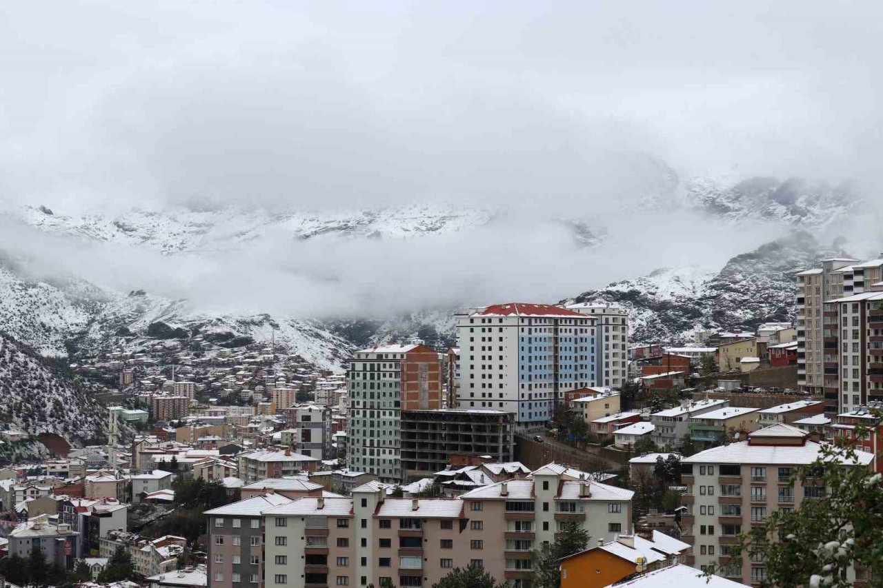 Gümüşhane kent merkezi Nisan ayının son günlerinde beyaz gelinliğini giydi