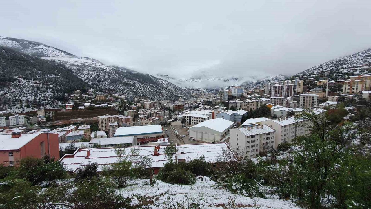 Gümüşhane kent merkezi Nisan ayının son günlerinde beyaz gelinliğini giydi