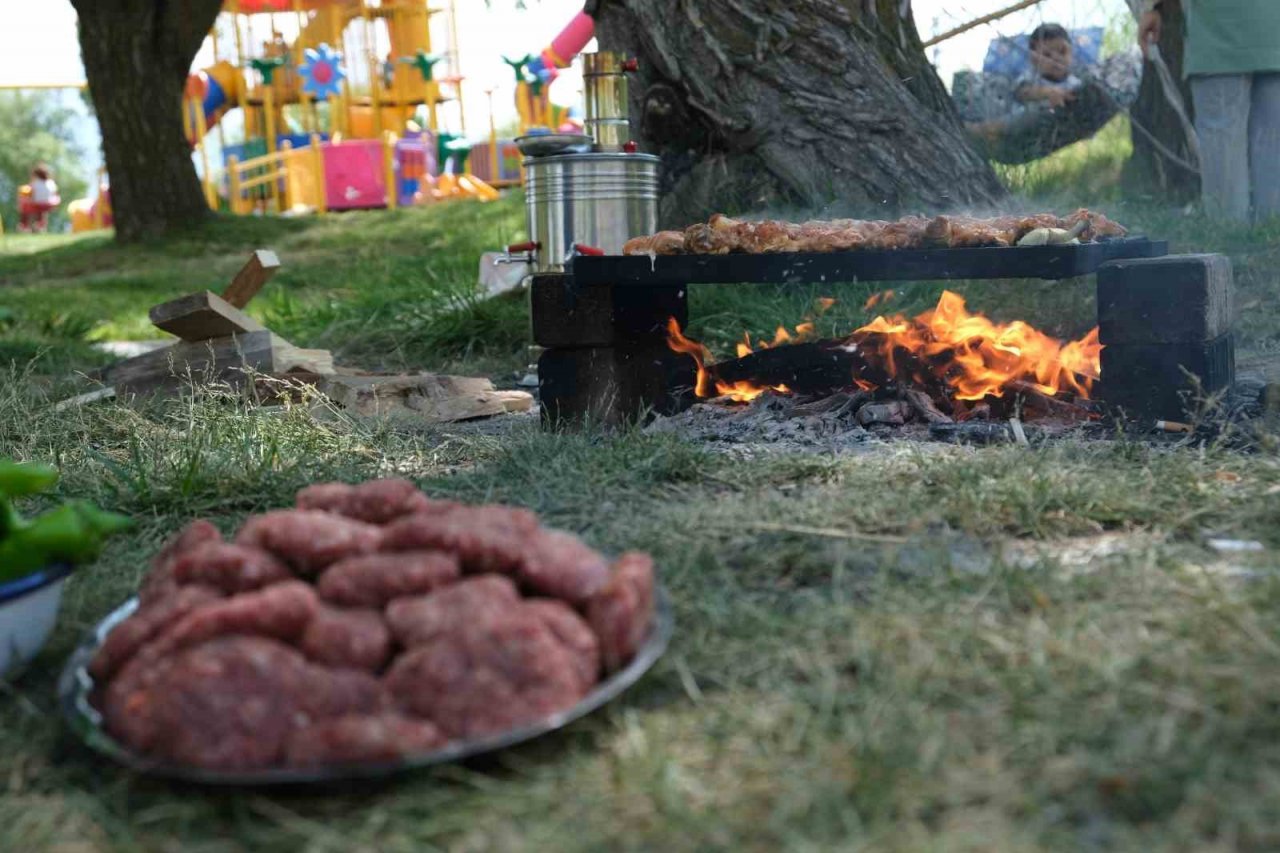 Havaların ısınmasıyla Ekşisu’ya vatandaş akını