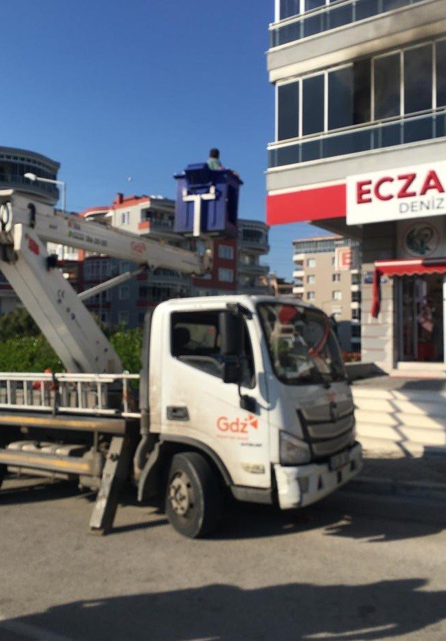İzmir’de korkutan yangın: Dakikalarca balkonda mahsur kaldı