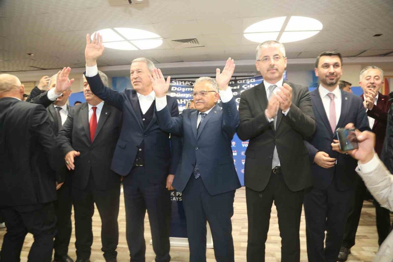 Bakan Akar ile Başkan Büyükkılıç, Yahyalı ve Develi’de müjdelerle gönülleri fethetti