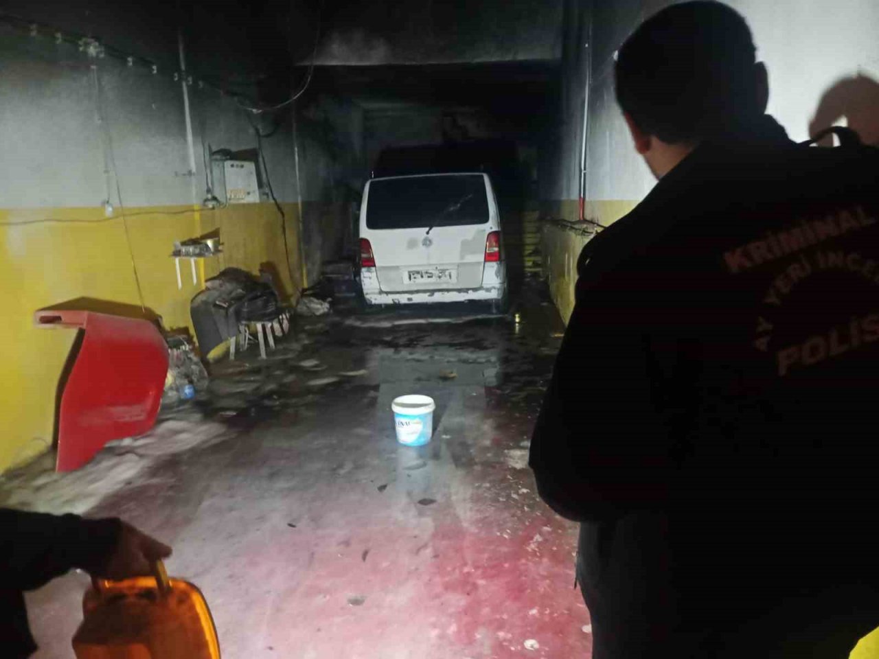 Oto tamircide çıkan yangında 1 kişi yaralandı