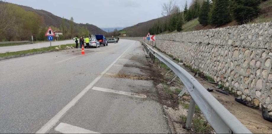 Amasya’da otomobil bariyerlere çaptı: 2 yaralı